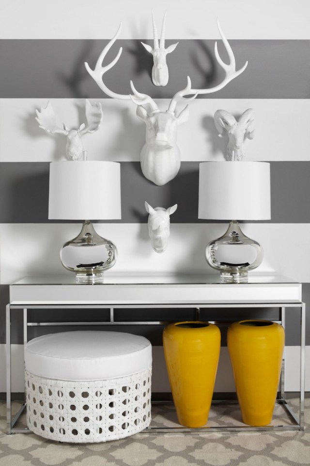 farby steny-pruhy-kontrasty-jelení paroh-dekorácie-biela-plast