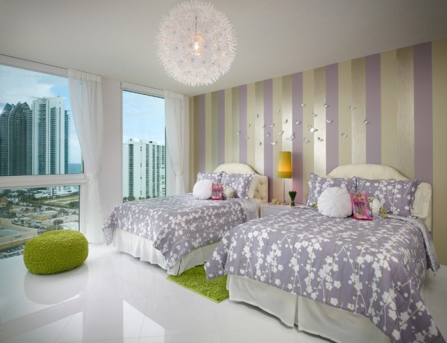 farba steny-pruhy-diskrétne-purpurovo-žlté-tapety-trblietavé efekty