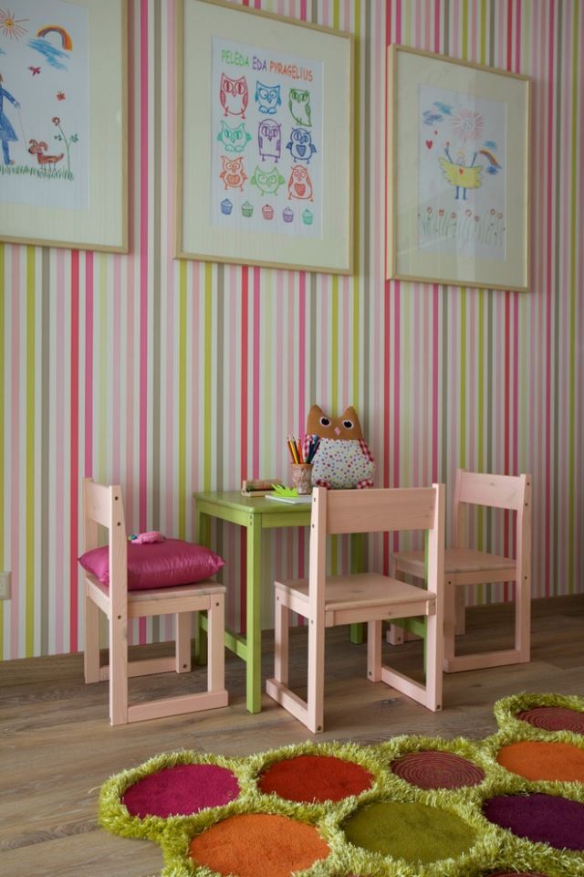 tenké-zvislé-pruhy-tapeta-detská izba-pastelové farby