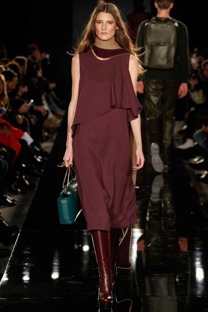 Bordeauxové šaty od Porsche s kabelkou do vrecka Fialové šaty-bez rukávov-zelená-kabelka