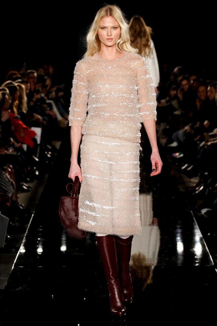 Svetlá pletená sukňa s blúzkou od Porsche Trblietavá látka-svetlý-outfit-z úpletu