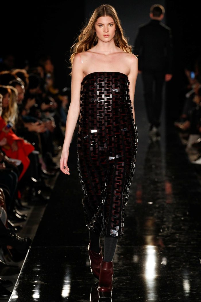 Šaty mimo rameno s vloženými prvkami v bordovej červenej šaty cez rameno s vloženými prvkami