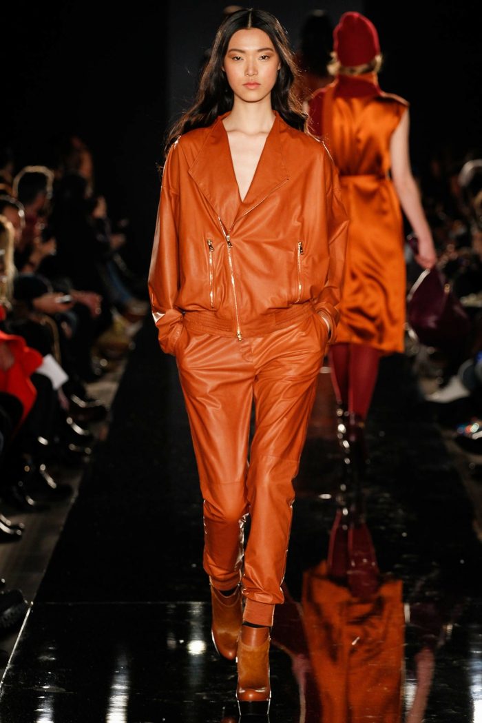 Kožený outfit dvojdielny v okrovej farbe Oranžový-kožený-outfit-ženy-Porsche