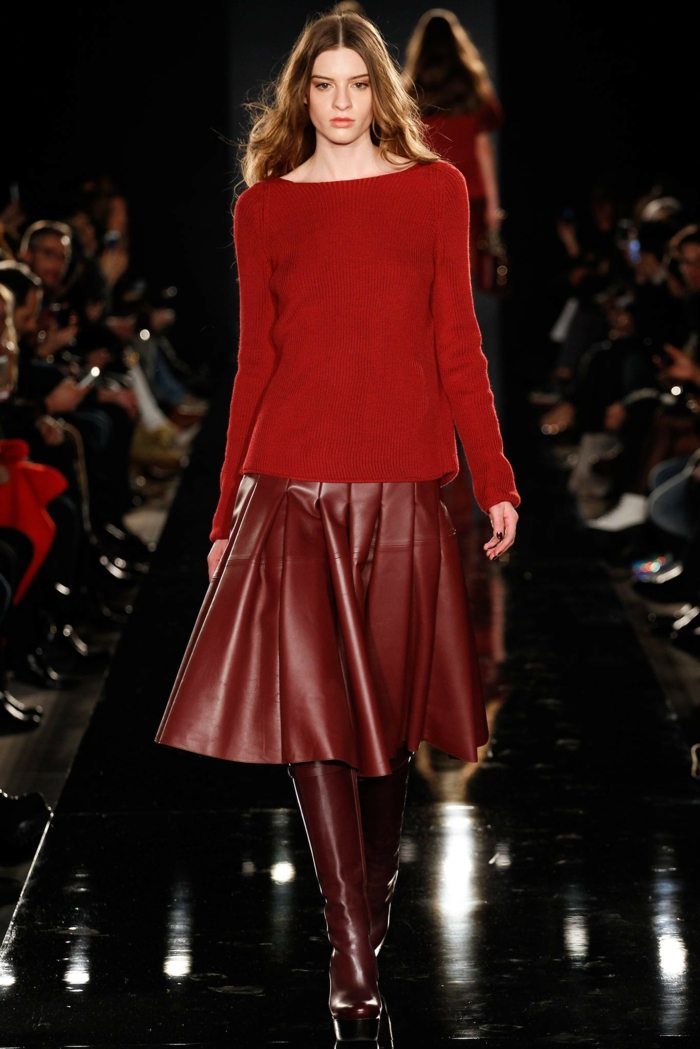 sukňa po kolená so záhybmi z koženého pleteného svetra Kožená sukňa-so záhybmi-naberačka-sveter-sveter-červená