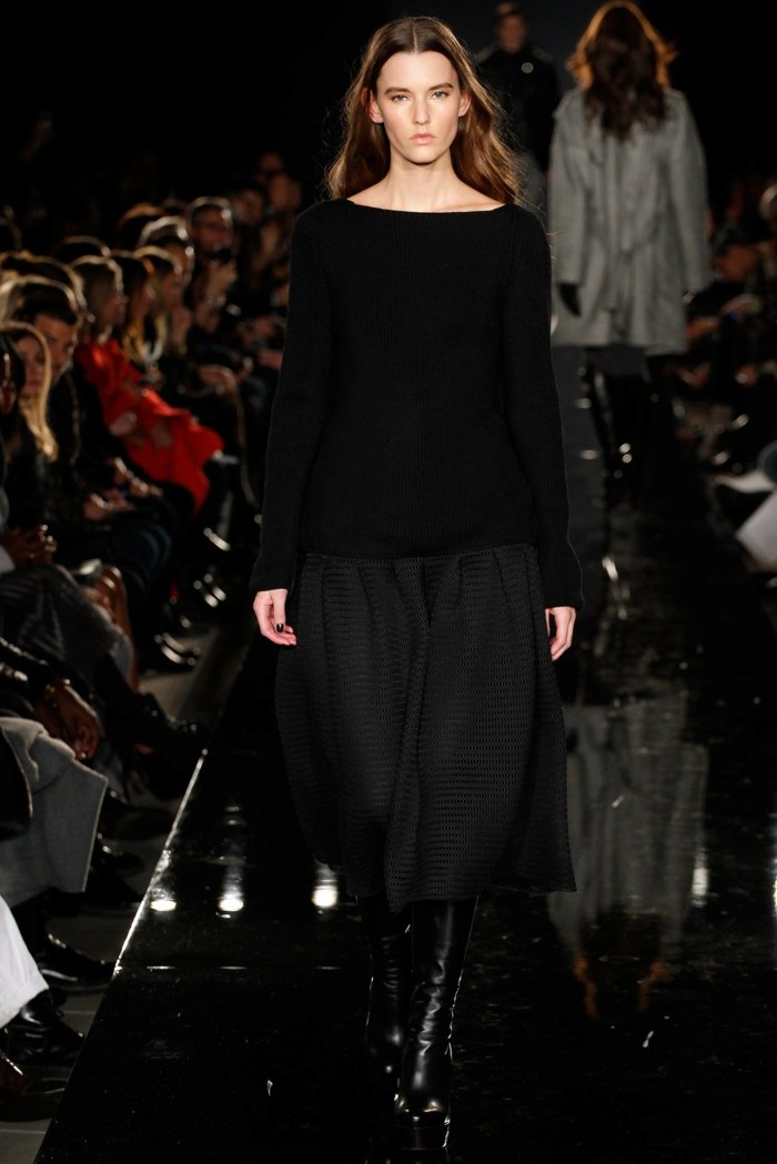 Textúry na povrchu v čiernom svetri a maxi sukni dámsky sveter s rebrovaným povrchom