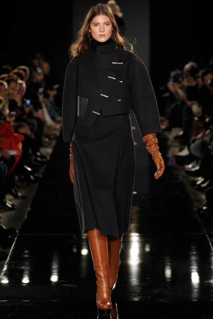 pevné hnedé čižmy vyrobené z kožených rukavíc krátky sako v prevedení Porsche