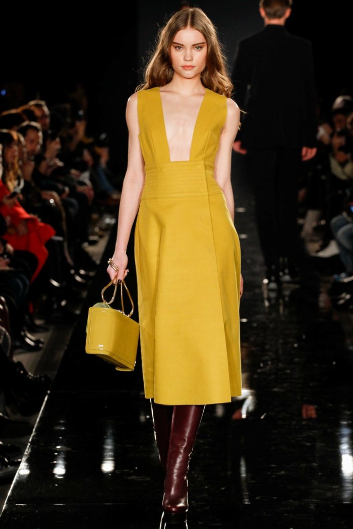 Šaty od Porsche Design s vreckovou kabelkou žlté šaty s naberačkou