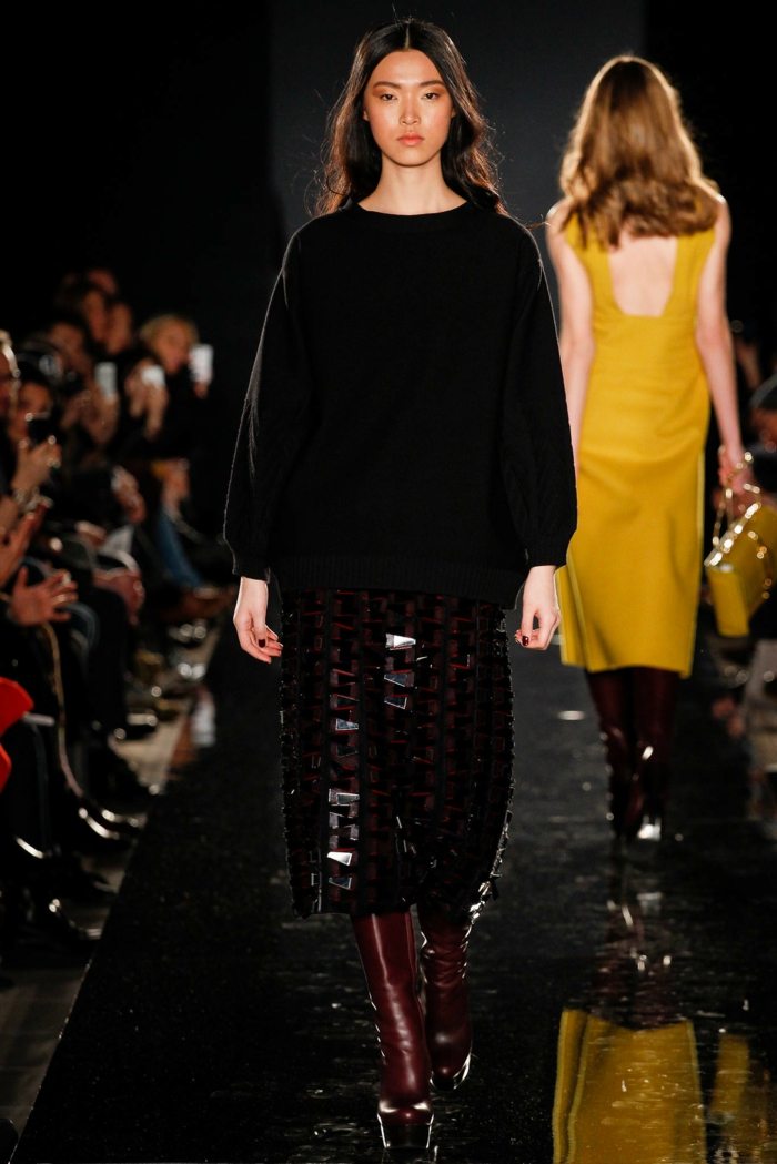 Dámska móda od Porsche Design v čiernej farbe širšia svetrová sukňa s vloženými prvkami