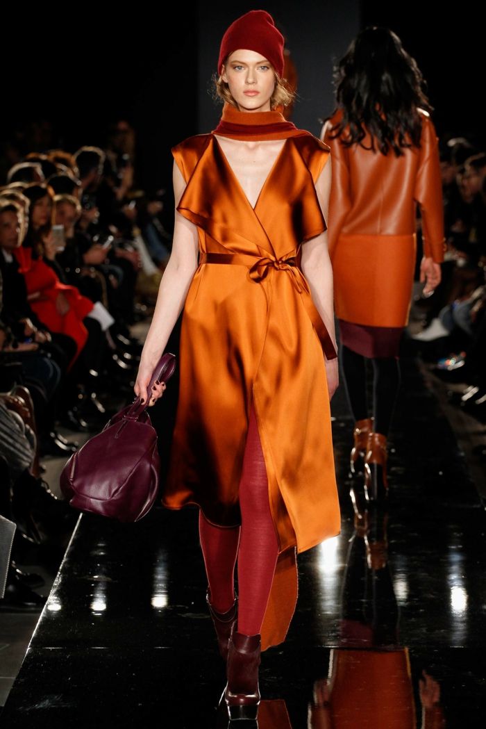 Šaty Porsche Design s výstrihom do V. Saténové šaty s výstrihom do V.