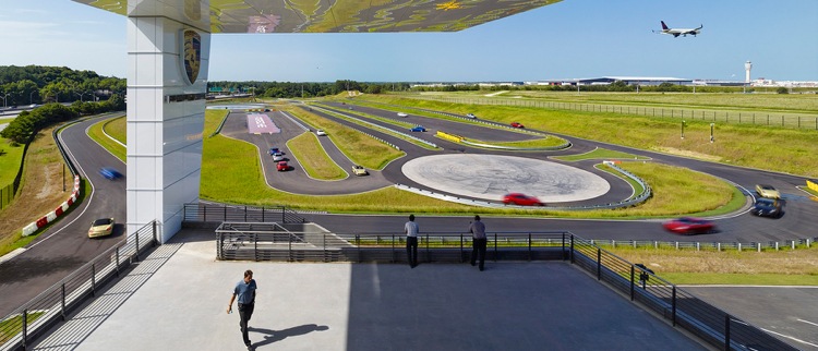 porsche-zentrum-budova-testovacia dráha-lúka-krajina-príroda