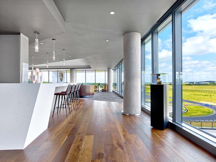 reštaurácia porsche-zentrum-atlante-drevená-podlaha-výhľad-test-dráha