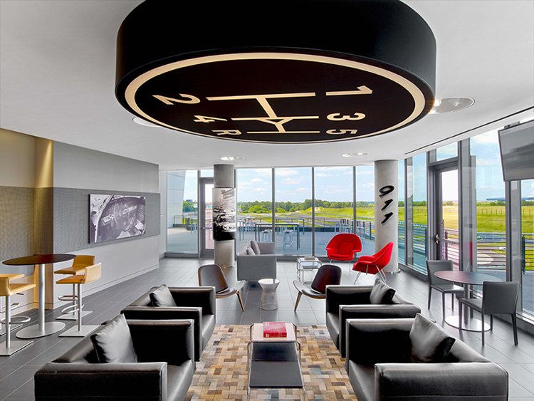 porsche-zentrum-moderné-sklo-interiér-interiérový dizajn