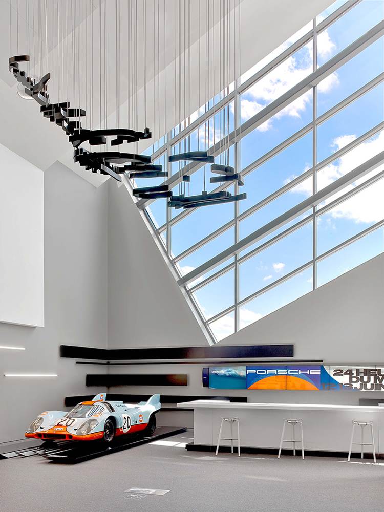 porsche-zentrum-športový-automobil-výrobca-dizajnu-auto-lobby