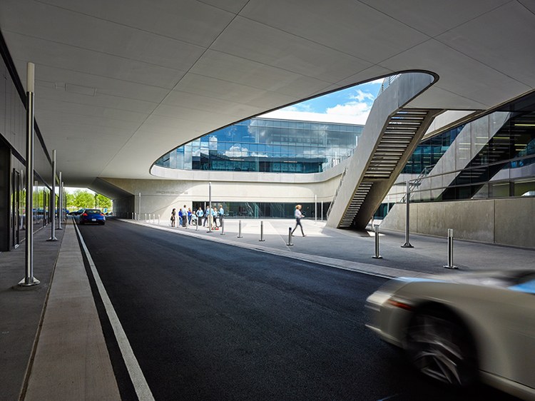 porsche-zentrum-building-komplek-stred-sever-amerika-sklenená fasáda