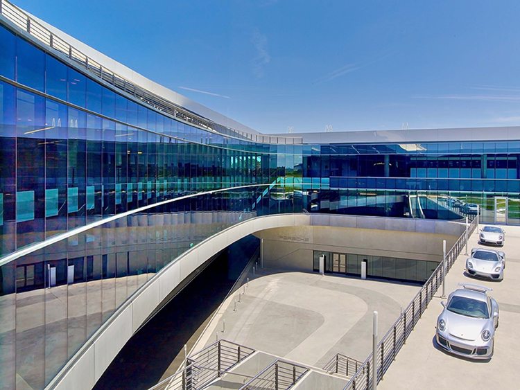 porsche-center-glass-fasáda-moderná architektúra-stredná-severná Amerika