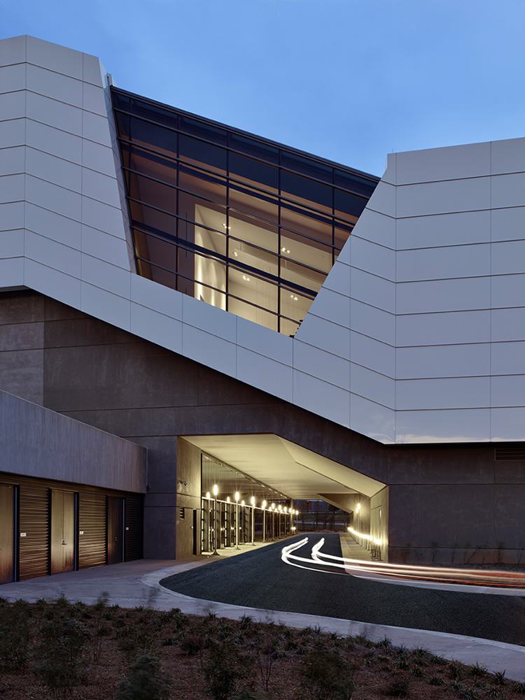 porsche-zentrum-moderná-architektúra-budova-fasáda-geometrická