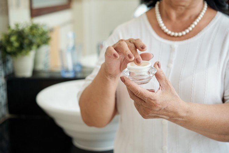 Benzofenón v krémoch proti starnutiu je spájaný so širokou škálou toxicít,