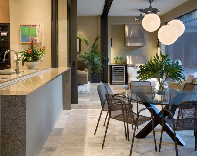 Podkrovný interiér interiéru bytu-jedáleň kovové stoličky-závesné svetlá Dizajn interiéru podkrovného bytu-jedáleň kovové stoličky-dizajn závesných svetiel