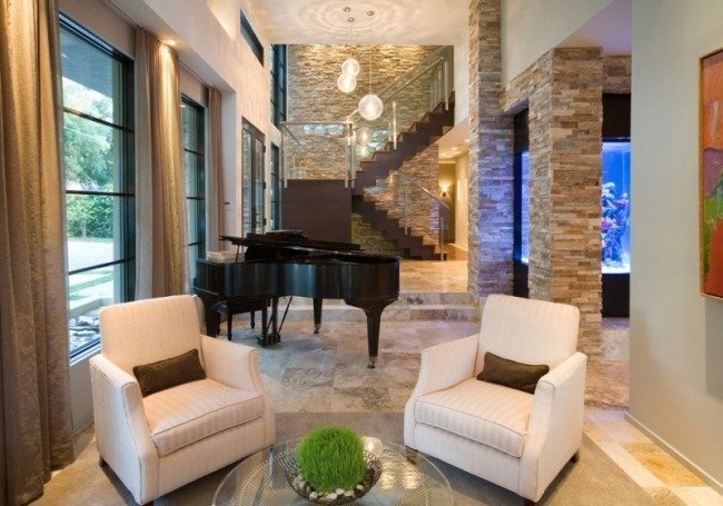 Salónik biele kreslá schodisko kovové zábradlie svetlá Salónik Biele kreslá Schodiskové kovové zábradlia Stropné svetlá