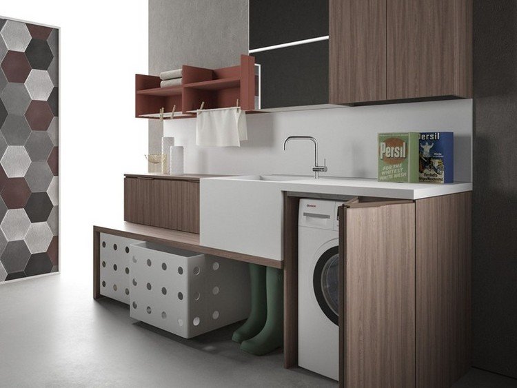 Tmavé skrinky v kombinácii s bielymi umývadlami do technickej miestnosti Technická miestnosť-skrine-práčka-skrytý-úložný priestor-gumové čižmy-zástena