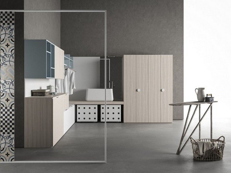 Moderná práčovňa s praktickými skrinkami a žehliacou doskou Skrine do technickej miestnosti šatňa-závesná skrinka-zástena-žehliaca doska-žehlička