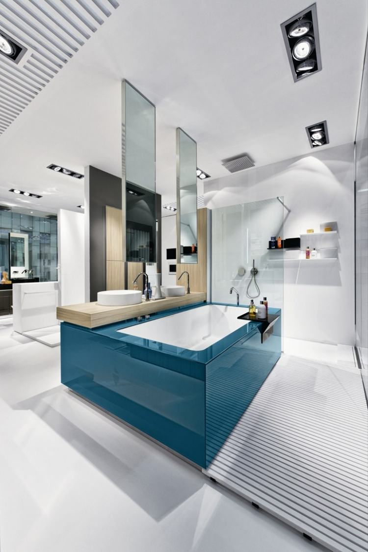 Zrkadlo visiace medzi vaňou a dvojitým umývadlom vaňa-umývadlo-sprchové systémy-čelné-modrá-vysoký-lesk