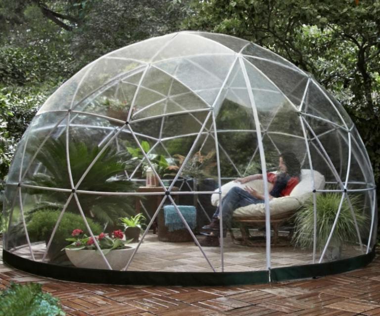 Pavilónové lešenie je vysoké 2 metre záhradný pavilón ako zastrešenie transparentný dizajn terasa drevené škridly