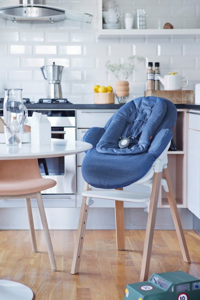 Dizajnový kuchynský nastaviteľný funkčný kus nábytku modrej farby