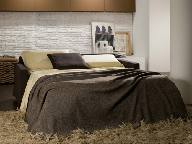 dizajn hnedej sedačky štýlový čalúnený nábytok Pohovkový štýlový štúdiový byt s čalúneným nábytkom