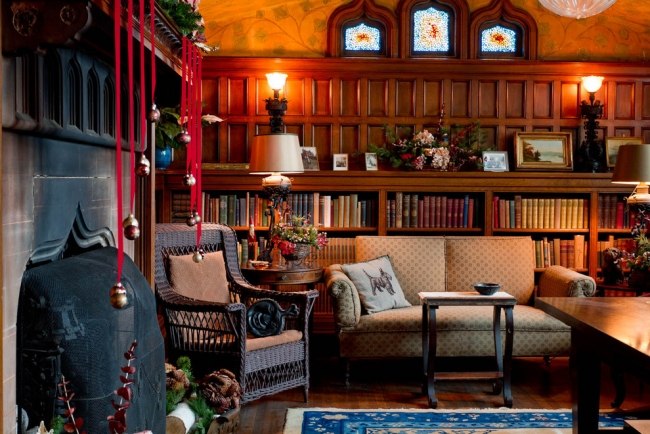 útulný krb do obývačky drevený obklad kútik na čítanie vianočná výzdoba útulný krb do obývačky, drevený obklad, kútik na čítanie