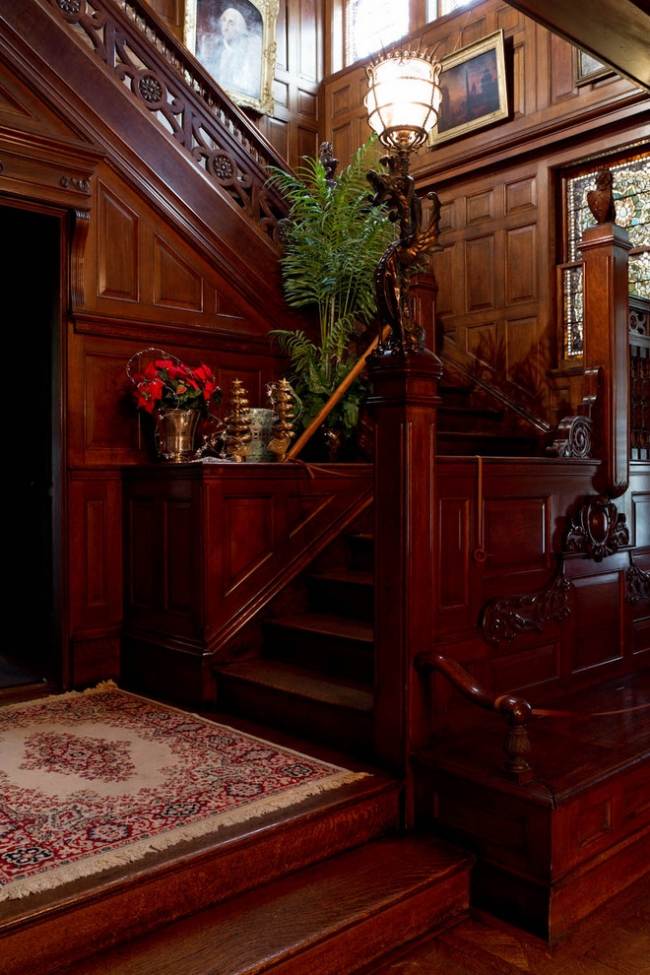 historická rezidencia new york chodba drevo vianočne vyzdobené historický dom chodba new york drevo vianočne vyzdobené
