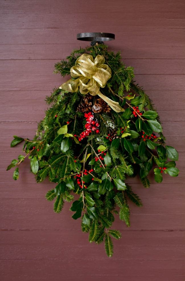 Vianočné ozdoby zavesené na vždyzelené vetvičky cesnačky vianočná dekorácia zväzok vždyzelených vetvičiek cesmíny