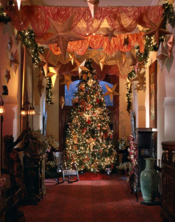 Ozdobte chodbu na Vianoce pre vianočne vyzdobenú myšlienku chodby hviezda dekorácia stropu váza hojdacie kreslo