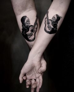 Tatuaż dla par ze szkieletami grającymi na gitarze - zdjęcie 1
