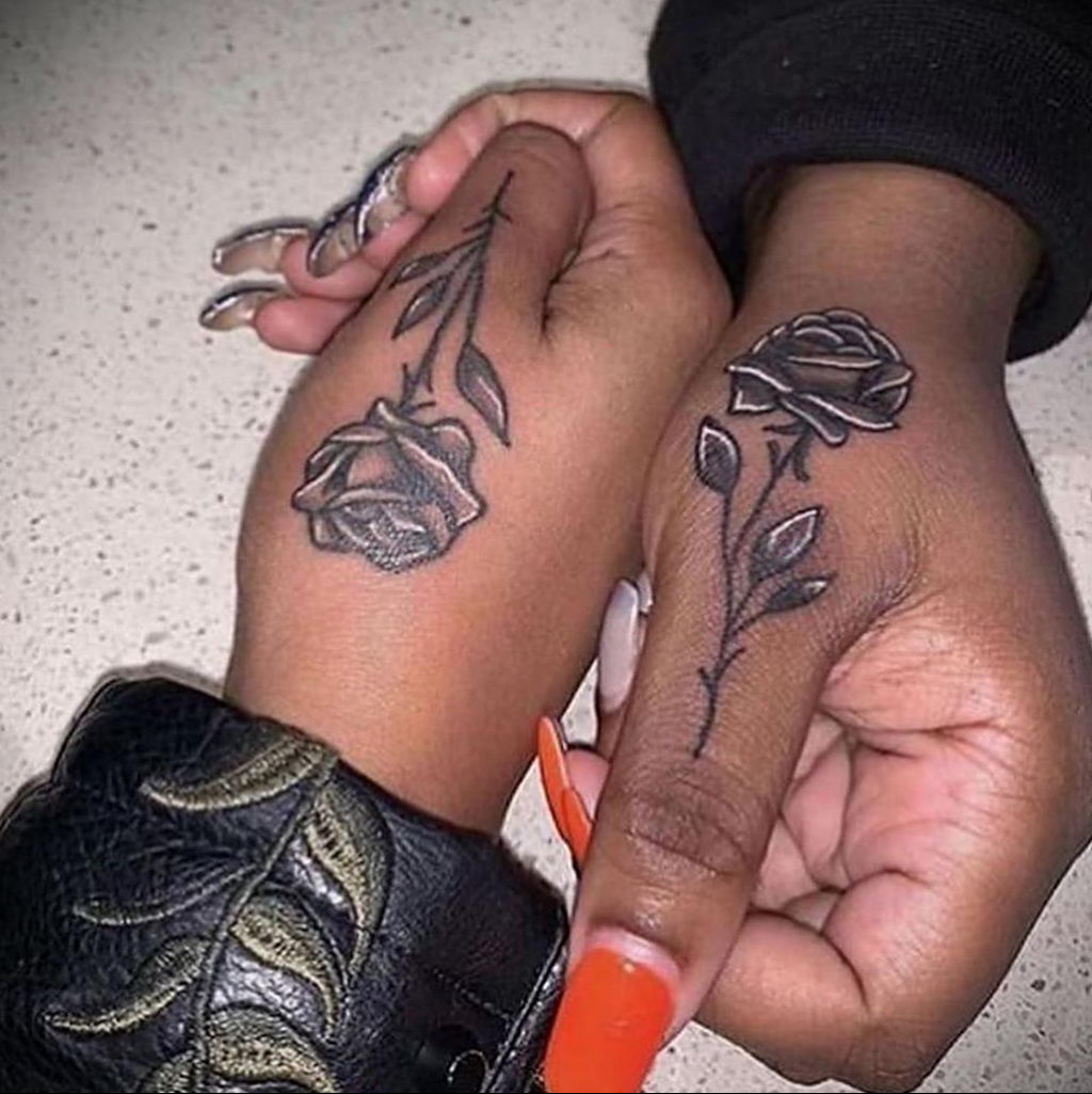 Tatuaż dla par z różami na nadgarstku - zdjęcie