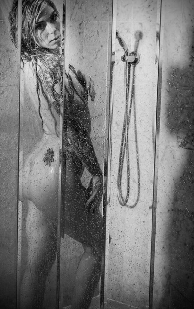 Fotografija Tuširanje s tetovažom 07/04/2021 №091 -Tuširanje s tetovažom-