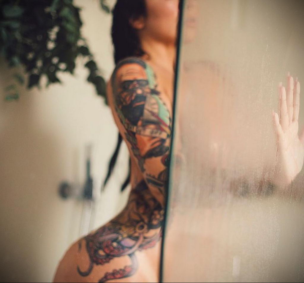 Fotografija Tuširanje s tetovažom 07/04/2021 №040 -Tuširanje s tetovažom-