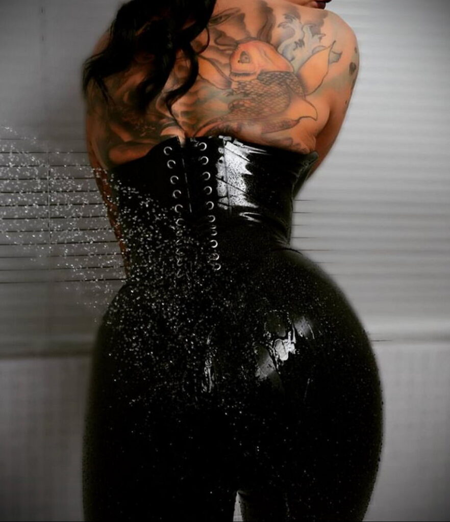 Fotografija Tuširanje s tetovažom 07/04/2021 №082 -Tuširanje s tetovažom-