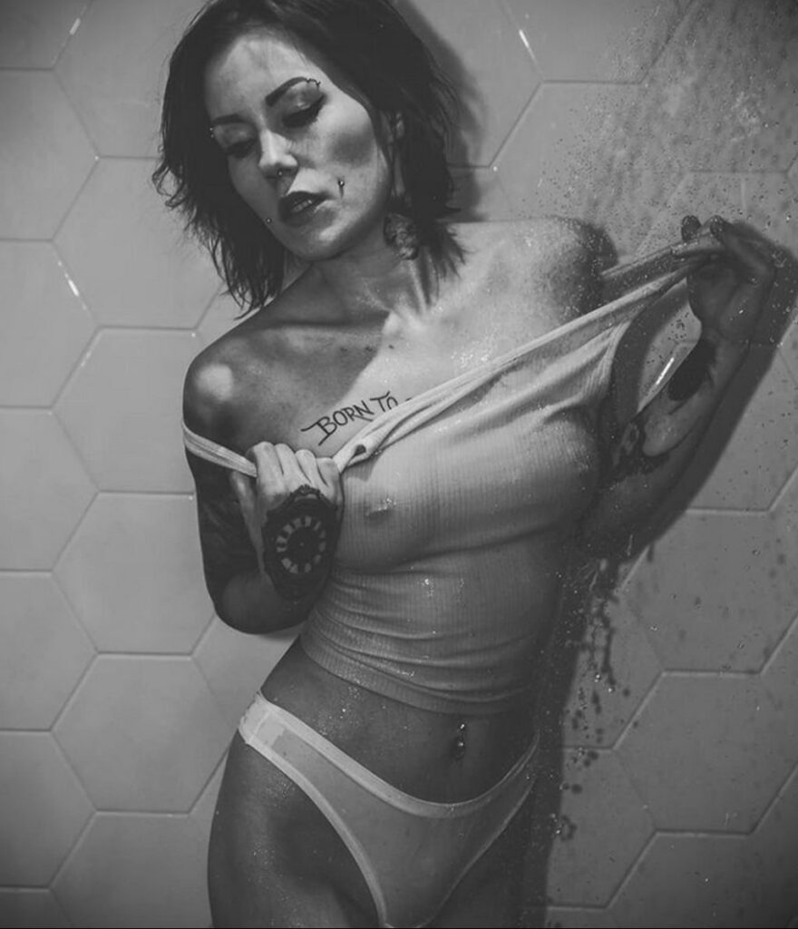 Fotografija Tuširanje s tetovažom 07/04/2021 №080 -Tuširanje tetovažom-