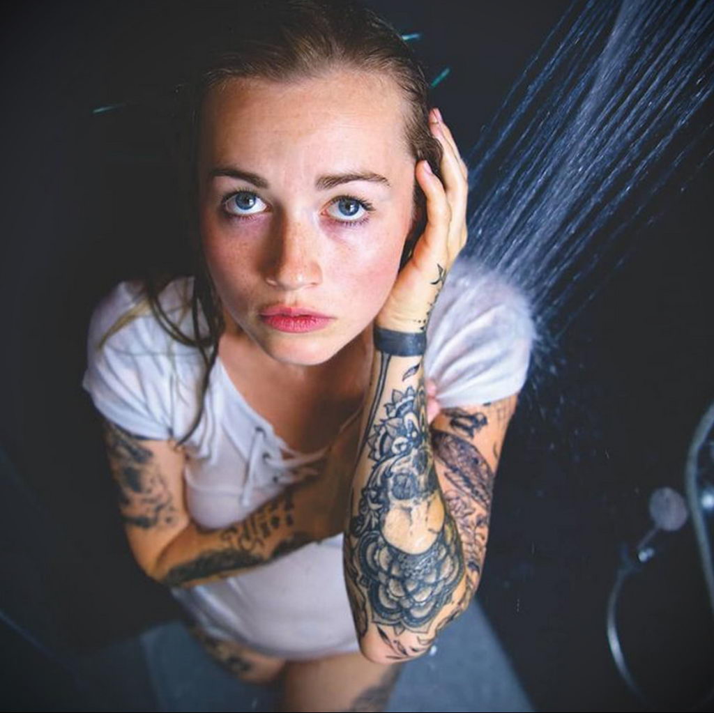 Fotografija Tuširanje s tetovažom 07/04/2021 №067 -Tuširanje s tetovažom-