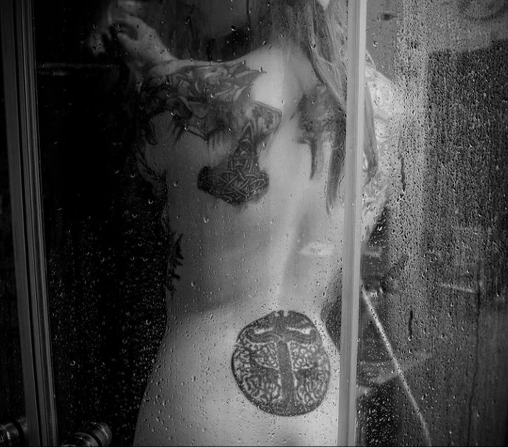 Fotografija Tuširanje s tetovažom 07/04/2021 №063 -Tuširanje s tetovažom-