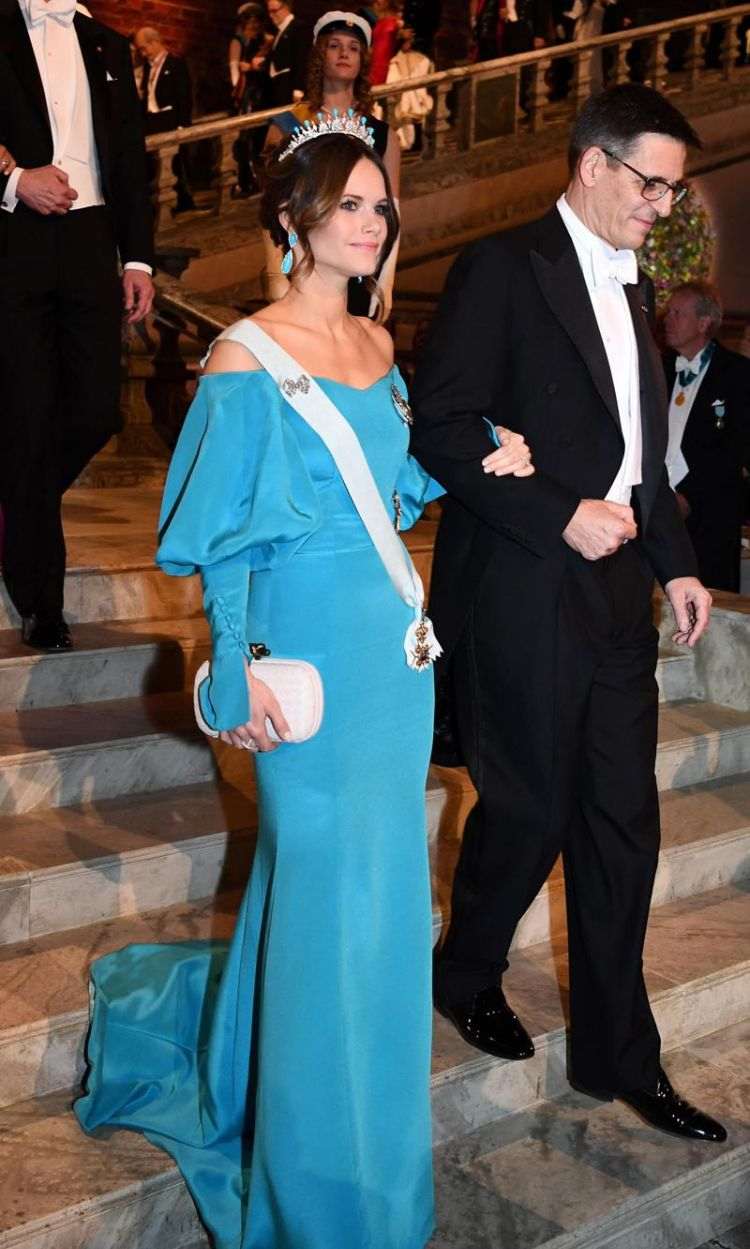 chrpa modré večerné šaty s výstrihom od princeznej sofie zo švédskych cien Nobelovej ceny