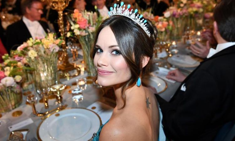 princezná Sofia zo Švédska ukazuje svoje tetovanie na chrbte a nosí svadobnú korunku čelenky pri udeľovaní Nobelových cien