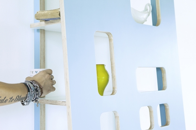 dizajnová drevená stena police vyrezáva police za sebou