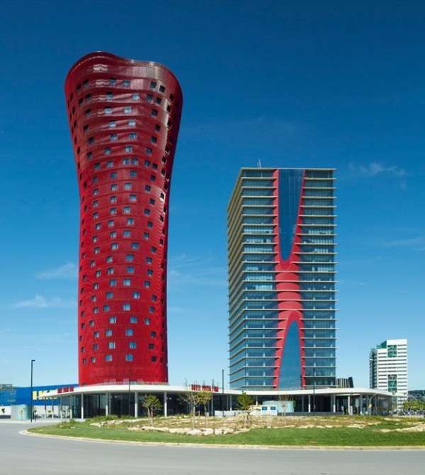 Porta Fira sa týči nad barcelonskou španielskou červenou fasádou