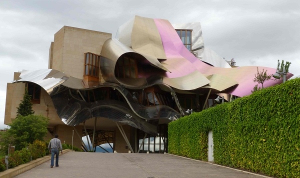 frank gehry hotel fasáda modernej architektúry