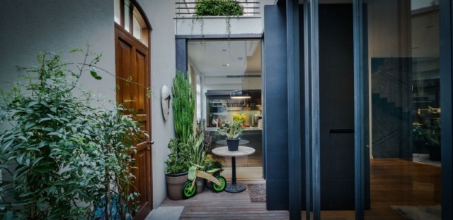 Súkromná mestská vila kombinuje Stredomorie s moderným životom Mesto-vila-v-stredomorskom štýle-patio-súkromie-obrazovky-murivo