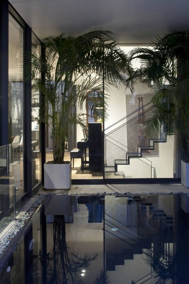 Vnútorná záhrada s bazénom-biele obdĺžnikové kvetináče Stredomorská vila s terasou-upravené-pôvodné rastliny-Izrael