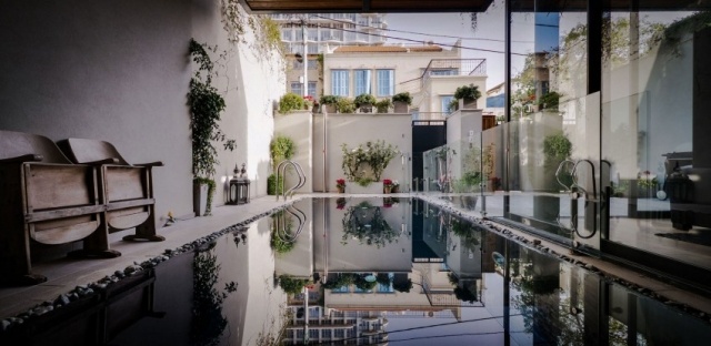 Tel-Aviv-Moderná mestská vila s terasou s bazénom a stenou na ochranu súkromia Izrael-Tel-Aviv-Moderný-dom-Bazén-Hrany-balvany