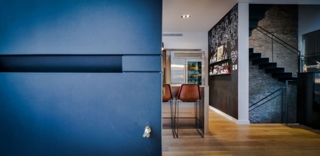 Dizajnová-eklektická zmiešaná stena obytného priestoru s modrou farbou Dizajn steny-modrá-farba-kameň-tehla-stena-dielo-historicky
